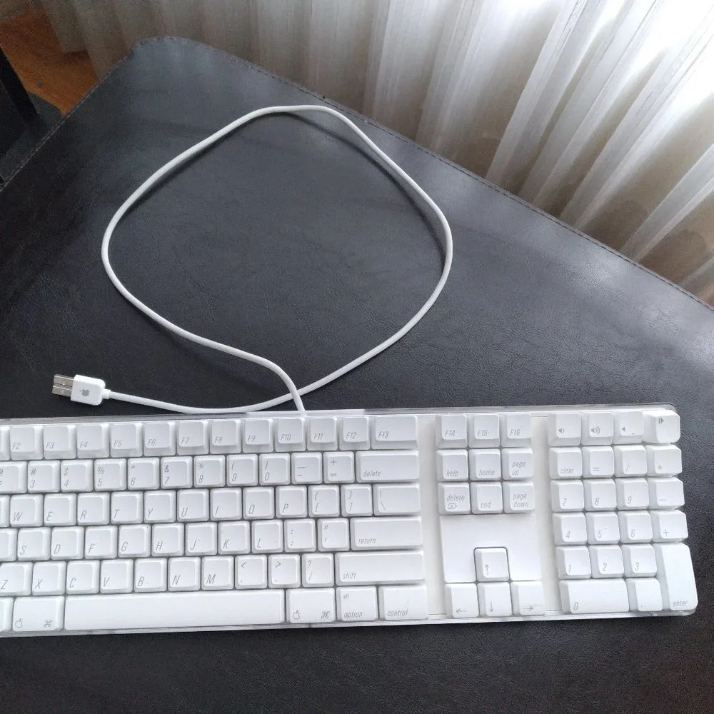 Apple Key Board - Picture 4 of 4
